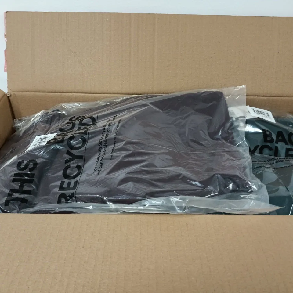 APPROXIMATELY 8 ASSORTED CLOTHING ITEMS IN VARIOUS SIZES, COLOURS & STYLES TO INCLUDE BOX FIT GRAPHIC ,  HOODIE LOW RISE SWEATPANTS