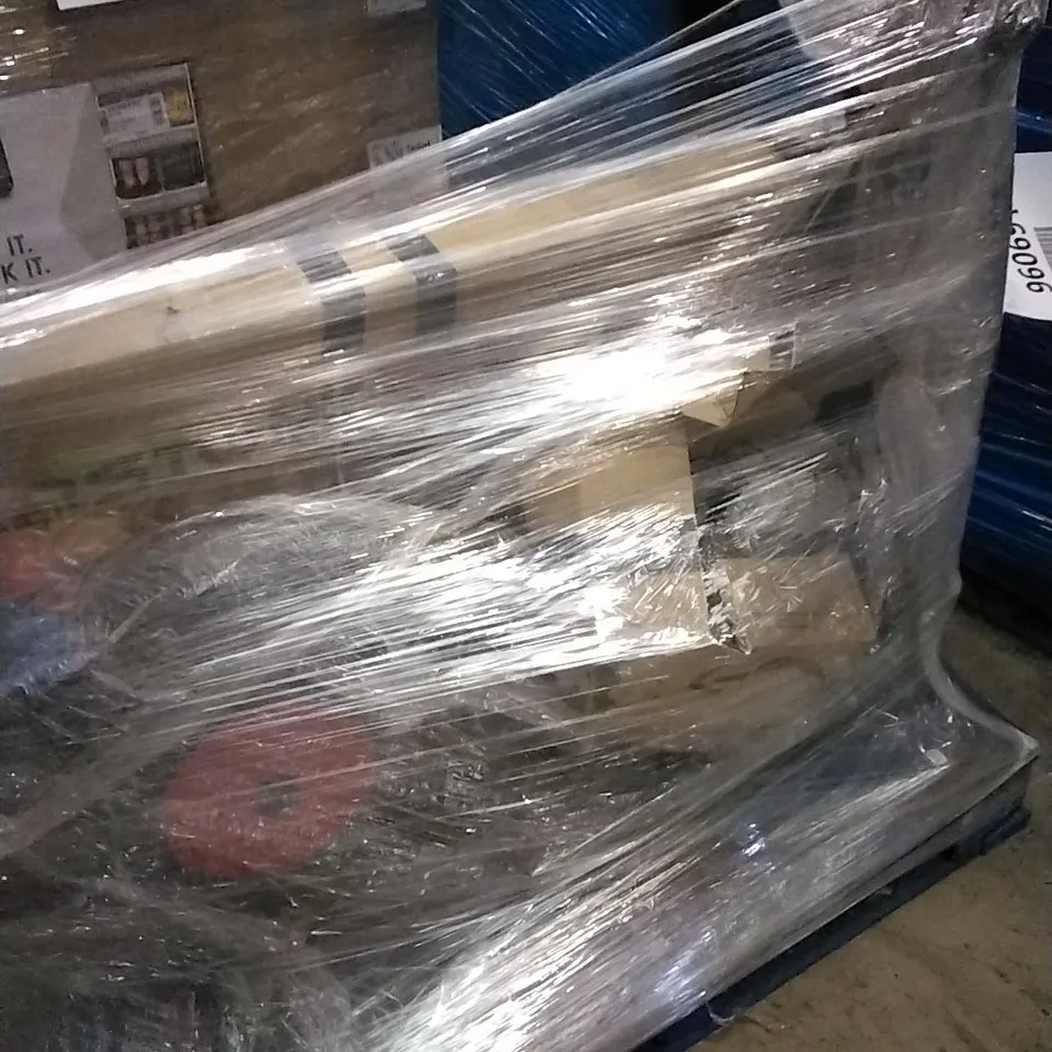 PALLET CONSISTING OF GEARSTONE TREADMILL FOLDING 2 IN 1 AND REEBOK CROSS TRAINER