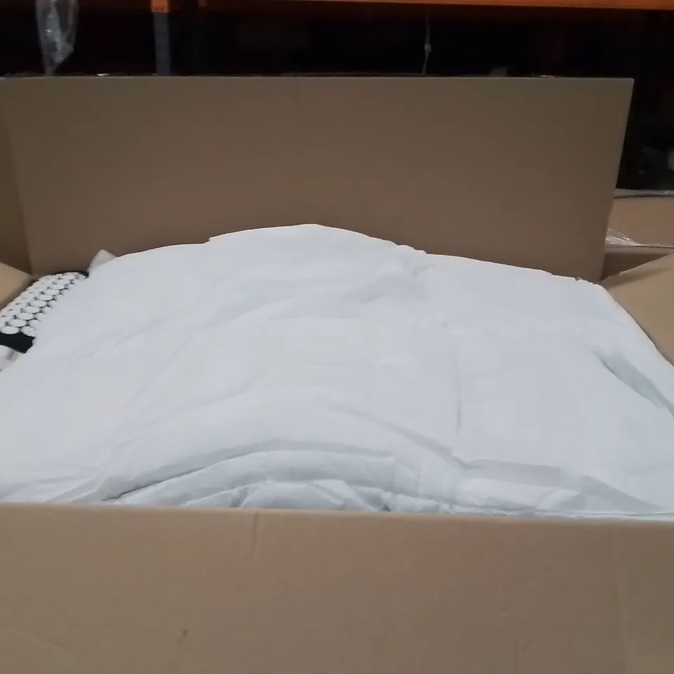 PALLET CONTAINING A LARGE QUANTITY OF BEDDING PRODUCTS TO INCLUDE:DUVETS,PILLOWS 