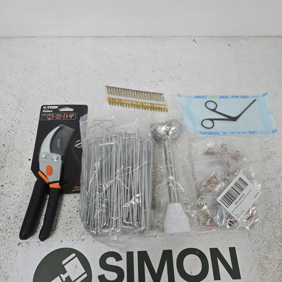 APPROXIMATELY 15 ASSORTED ITEMS INCLUDING VORTEK BYPASS GARDEN SECATEURS, METAL PEGS AND AN ELECTRIC BLENDER HEAD