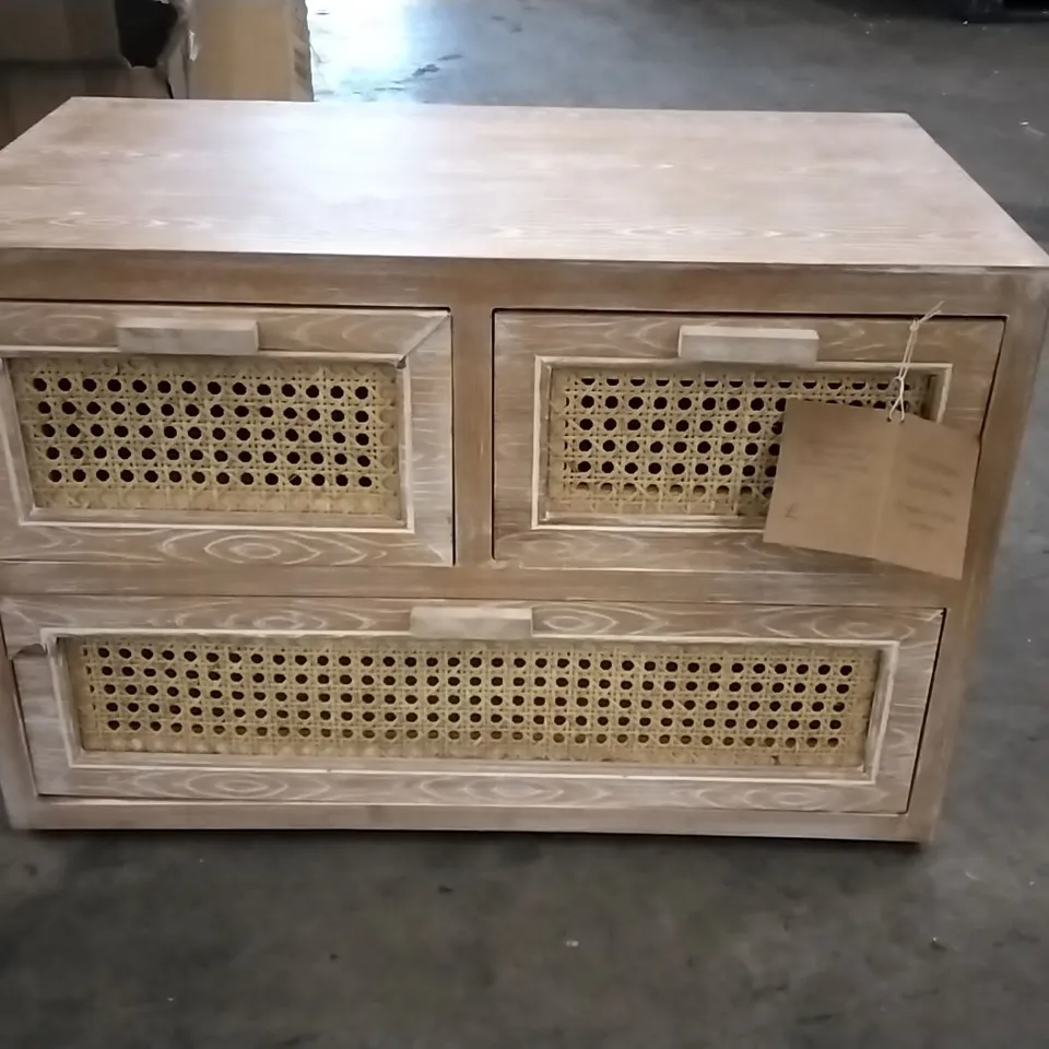 BOXED RATTAN HAND CRAFTED SIDETABLE 2+1 DRAWER WHITE/OAK