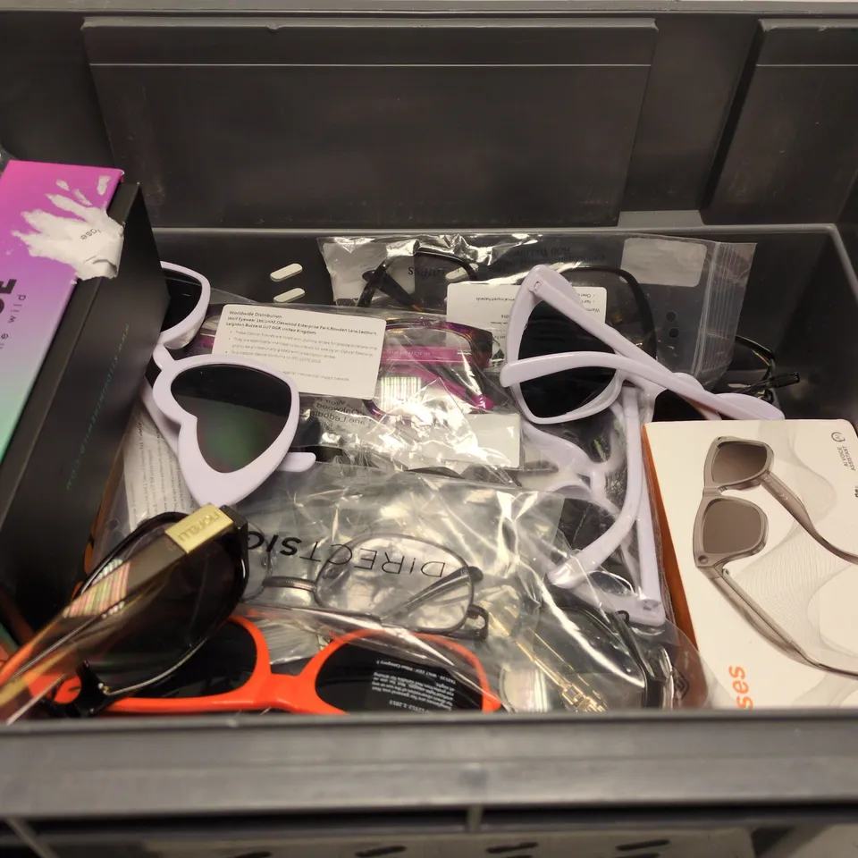 APPROXIMATELY 15 ASSORTED GLASSES/SUNGLASSES IN VARIOUS DESIGNS