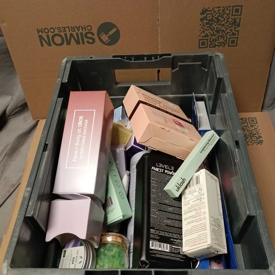 APPROXIMATELY 20 ASSORTED COSMETIC ITEMS TO INCLUDE ASOS EVERYTHING SHOWER, AVEENO AGE SERUM, FRANK BODY DIRTY DUO KIT, UK LASH ETC