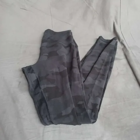 LULULEMON LEGGINGS IN BLACK CAMO SIZE 6