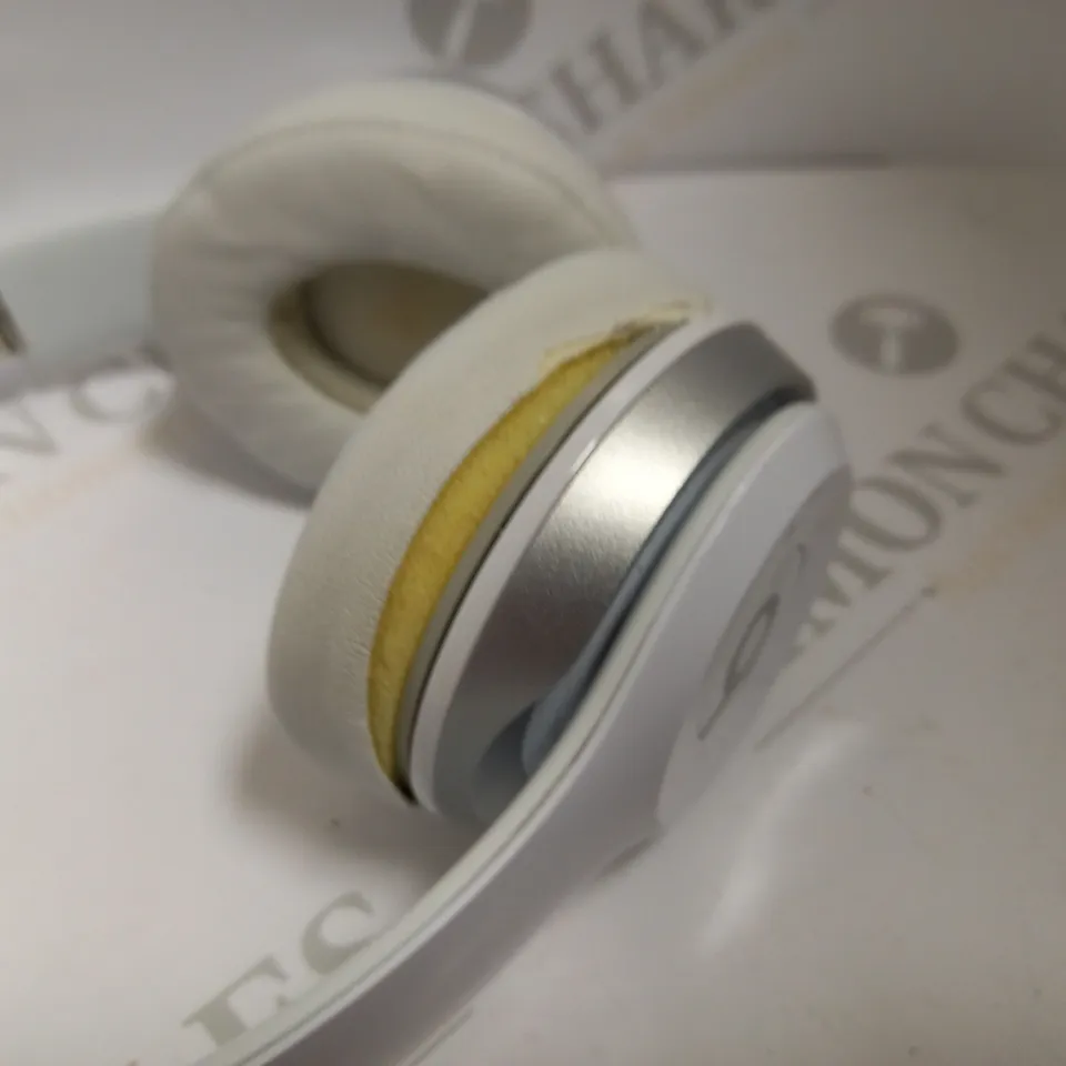 BEATS BY DRE OVER HEAD PHONES - WHITE