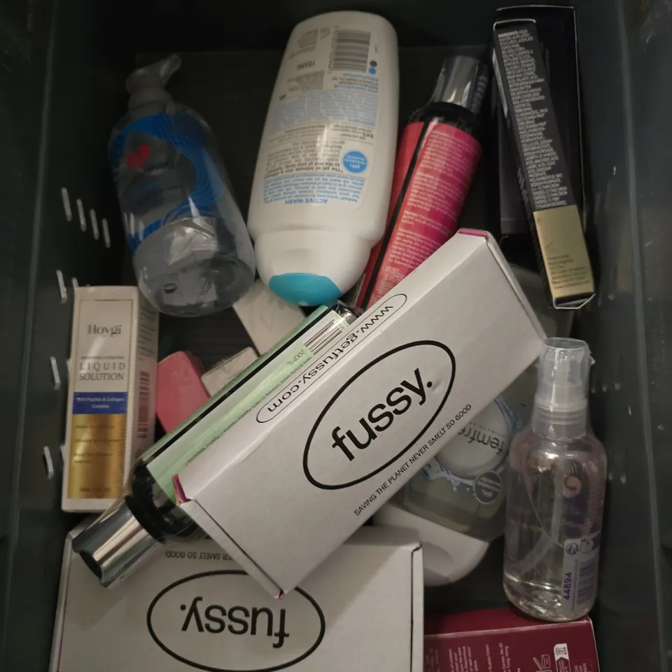 APPROXIMATELY 15 ASSORTED HEALTH & BEAUTY PRODUCTS TO INCLUDE LIP BALM, DUREX CONDOMS, FEMFRESH ETC
