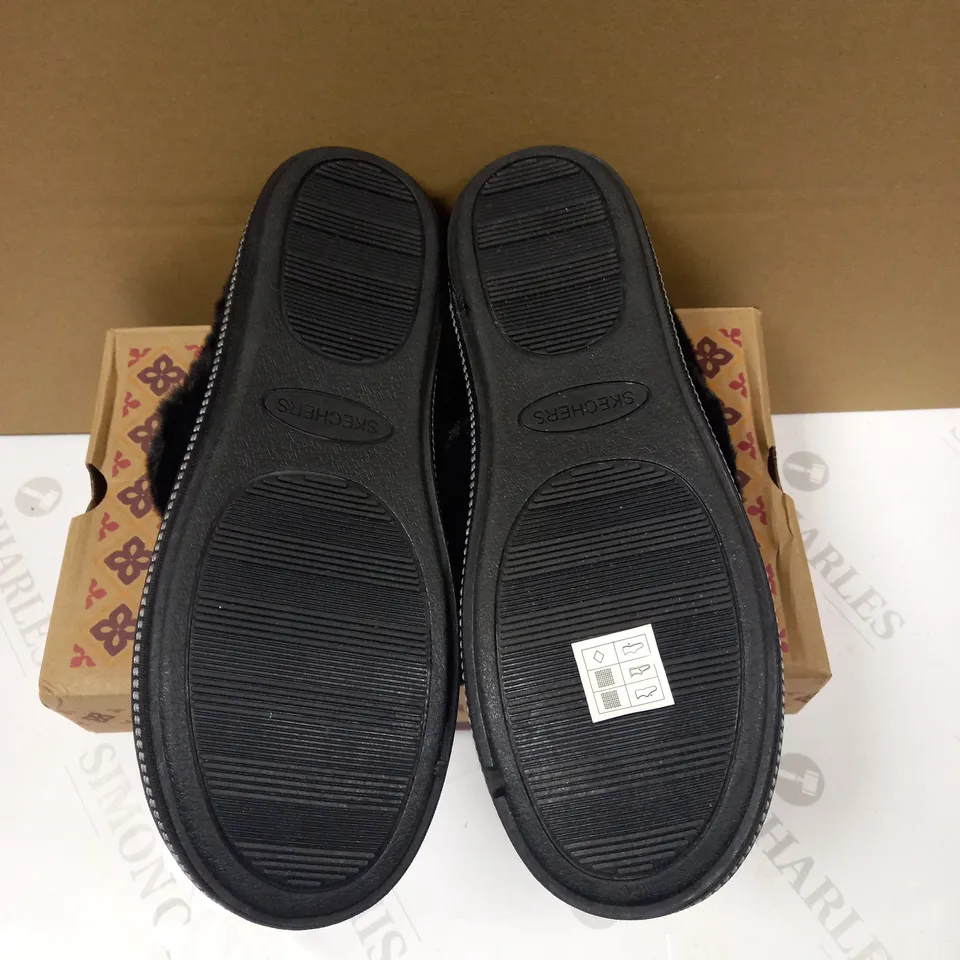 SKECHERS COZY SLIPPER BLACK - SIZE 6