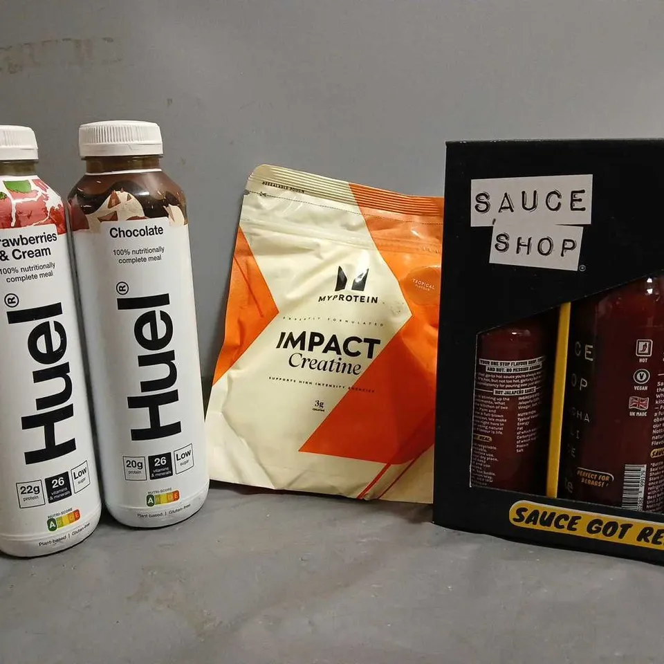 TOTE OF APPROX 5 ASSORTED FOOD ITEMS TO INCLUDE - HUEL STRAWBERRIES & CREAM , HUEL CHOCOLATE , SAUCE SHOP ETC