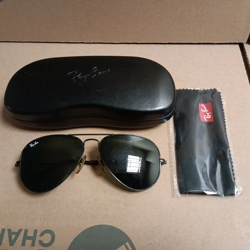 PAIR OF RAY BAN GLASSES IN CARRY CASE