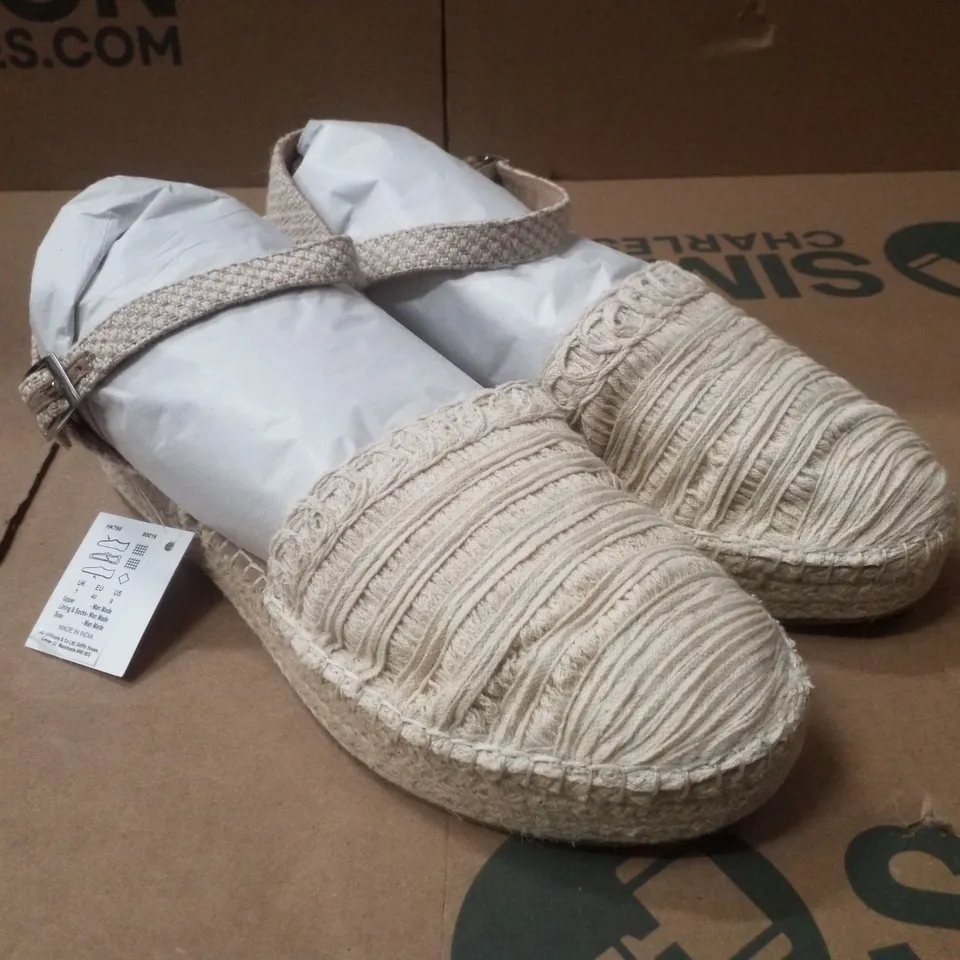 BOX CONTAINING APPROXIMATELY 8 PAIRS OF BRAND NEW SIMPLY BE NATURAL CORAL WIDE ESPADRILLES - SIZE 7