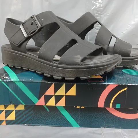 BOXED PAIR OF SKECHERS FOAMIES SANDALS IN BLACK SIZE 6