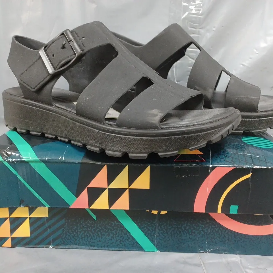 BOXED PAIR OF SKECHERS FOAMIES SANDALS IN BLACK SIZE 6