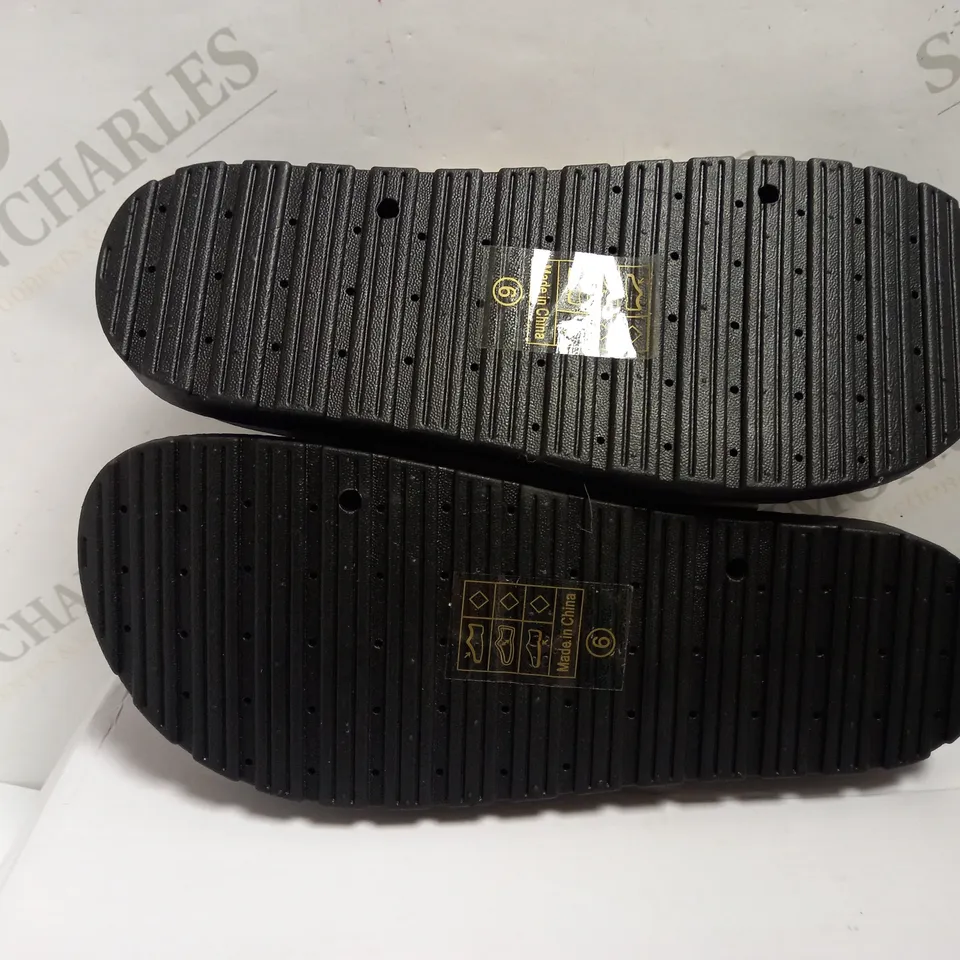 BOXED DOUBLE BUCKLE CHUNKY SLIDER - SIZE 6