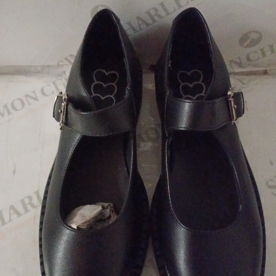 PAIR OF WOMEN'S MARY JANES SIZE 6