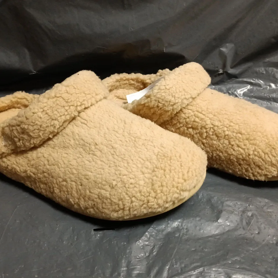 PAIR OF CROCS CLASSIC COZZZY SLIPPERS IN EGGNOG SIZE UK M12