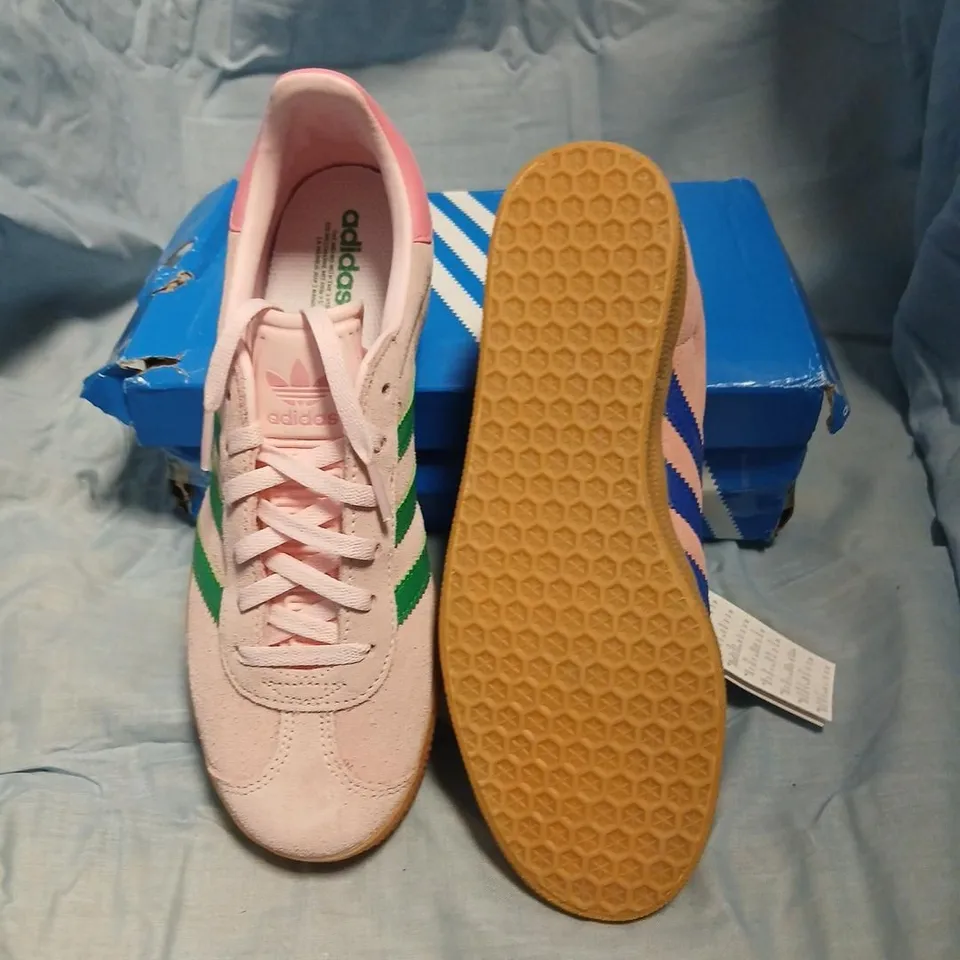 ADIDAS GAZELLE J TRAINERS – 2 ODD SHOES, PINK/PEACH WITH GREEN & PINK/PEACH WITH BLUE STRIPES, UK 4.5