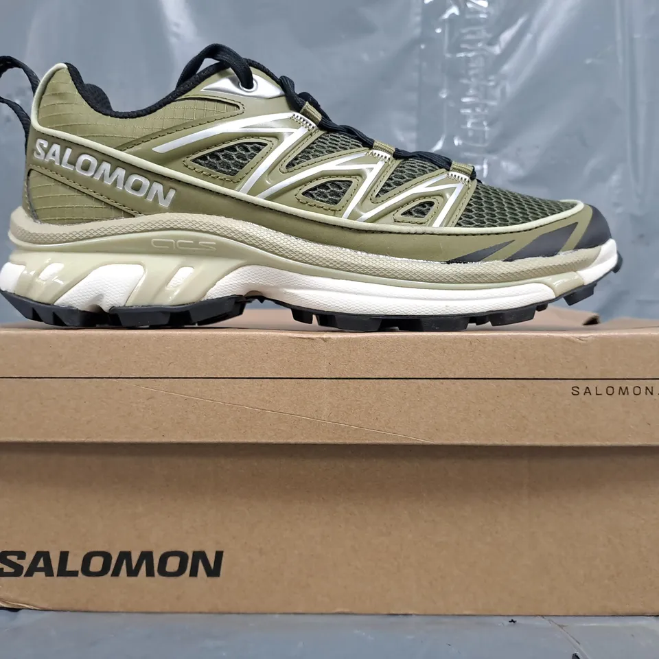 BOXED PAIR OF SALOMON XT-6 EXPANSE SEASONAL TRAINERS IN OLIVE/SILVER SIZE UK 5
