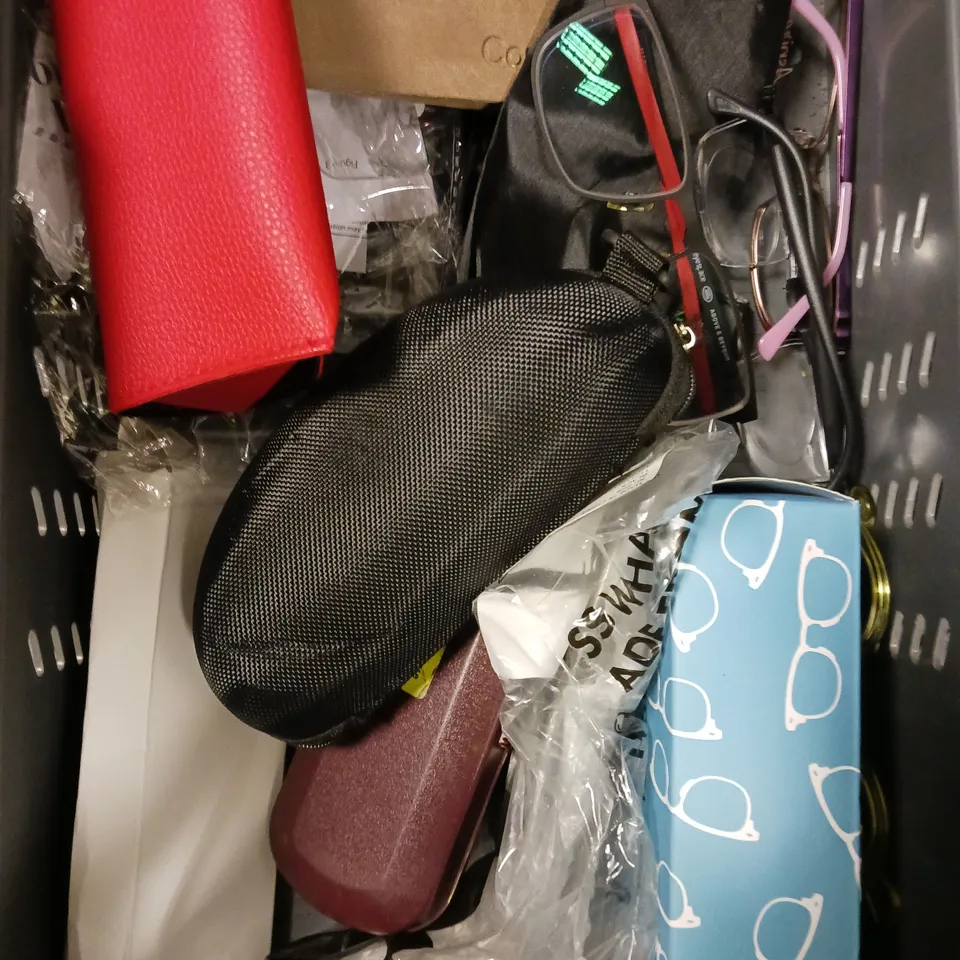APPROXIMATELY 10 ASSORTED GLASSES/SUNGLASSES IN VARIOUS DESIGNS 