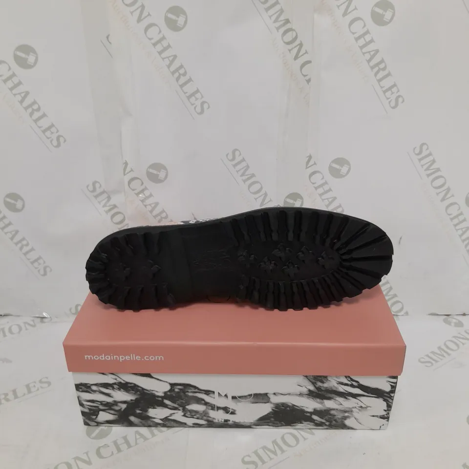 MODA IN PELLE SNAKE PRINT LOAFERS SIZE 7