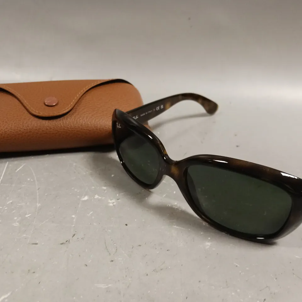 RAY-BAN TORTOISE SHELL EFFECT ROUND FRAMED SUNGLASSES 