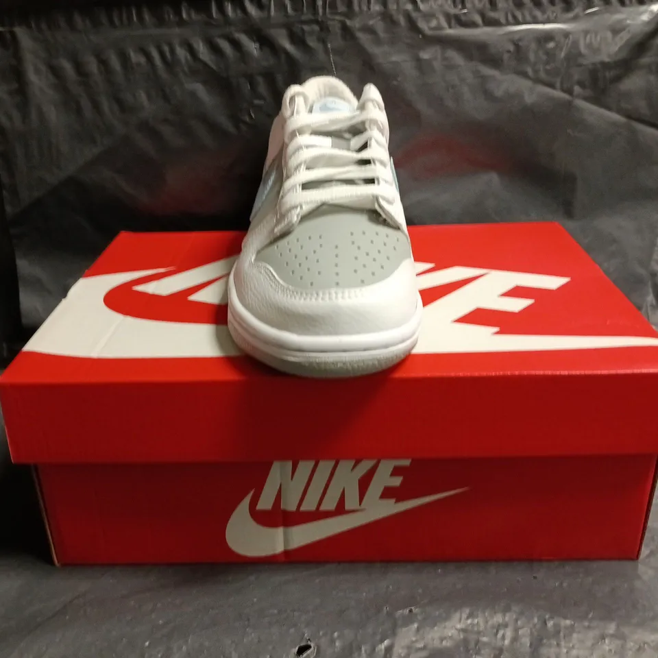 BOXED PAIR OF NIKE DUNK LOW GS GG TRAINERS IN GREY/WHITE/LIGHT BLUE SIZE UK 5