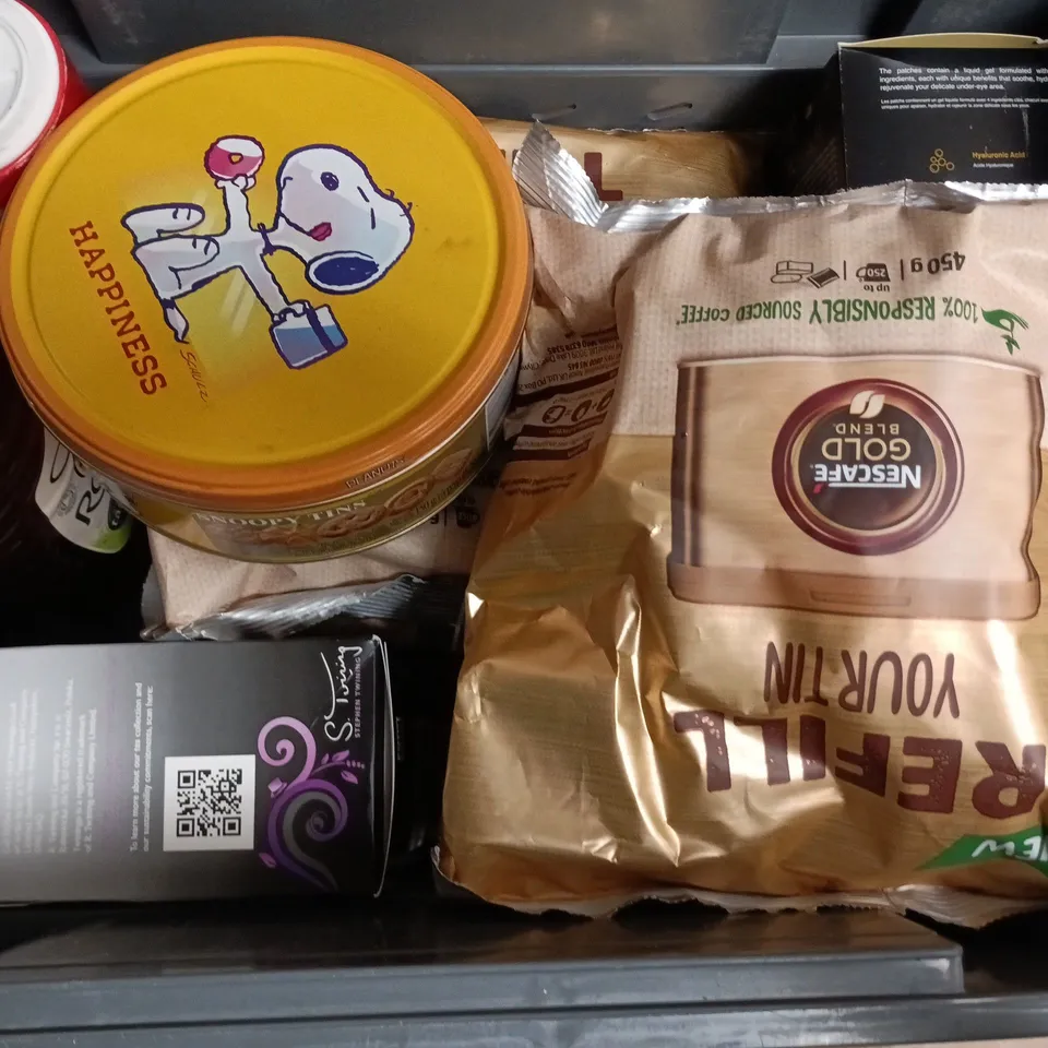APPROXIMATELY 10 ASSORTED FOOD & DRINK ITEMS TO INCLUDE ROWSE ORGANIC HONEY, SAXA SO-LOW, NESCAFE GOLD REFILL, ETC - COLLECTION ONLY