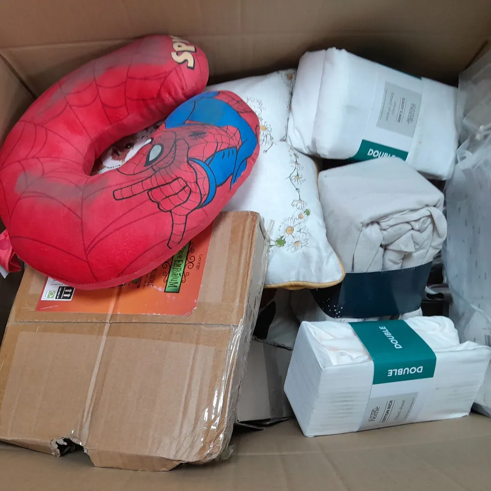 BOX OF APPROXIMATELY 10 ASSORTED BEDDING AND SOFT FURNISHING ITEMS TO INCLUDE - DUVET SETS, PILLOWCASES, AND STORAGE BUCKET ETC. 