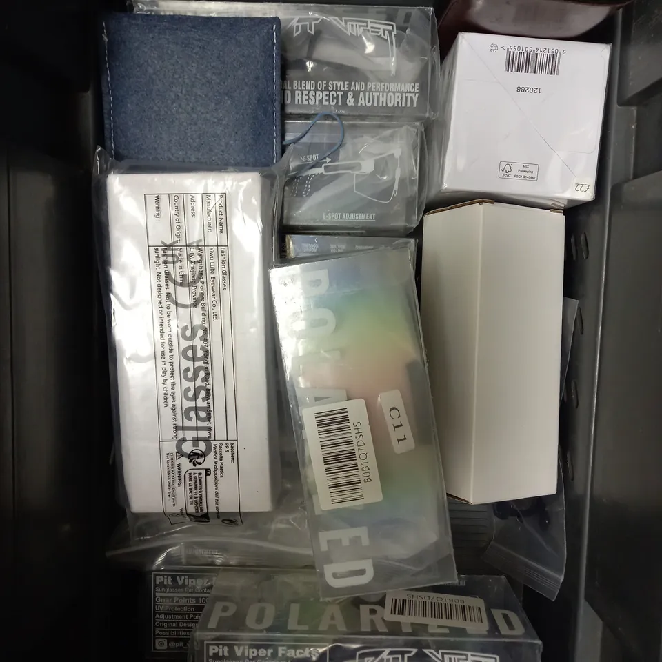 APPROXIMATELY 15 ASSORTED EYE/SUN GLASSES IN VARIOUS STYLES 