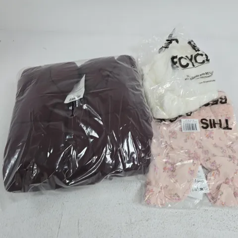 APPROXIMATELY 10 ASSORTED CLOTHING ITEMS IN VARIOUS SIZES, COLOURS & STYLES TO INCLUDE LACE BABYDOLL CAMI, PUFFER QUILTED VEST, RUMI OPEN KNIT MINI DRESS, ETDC