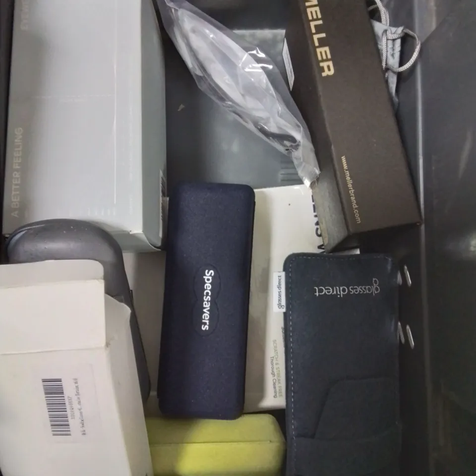 APPROXIMATELY 15 ASSORTED SPECTACLES/SUNGLASSES IN VARIOUS DESIGNS 