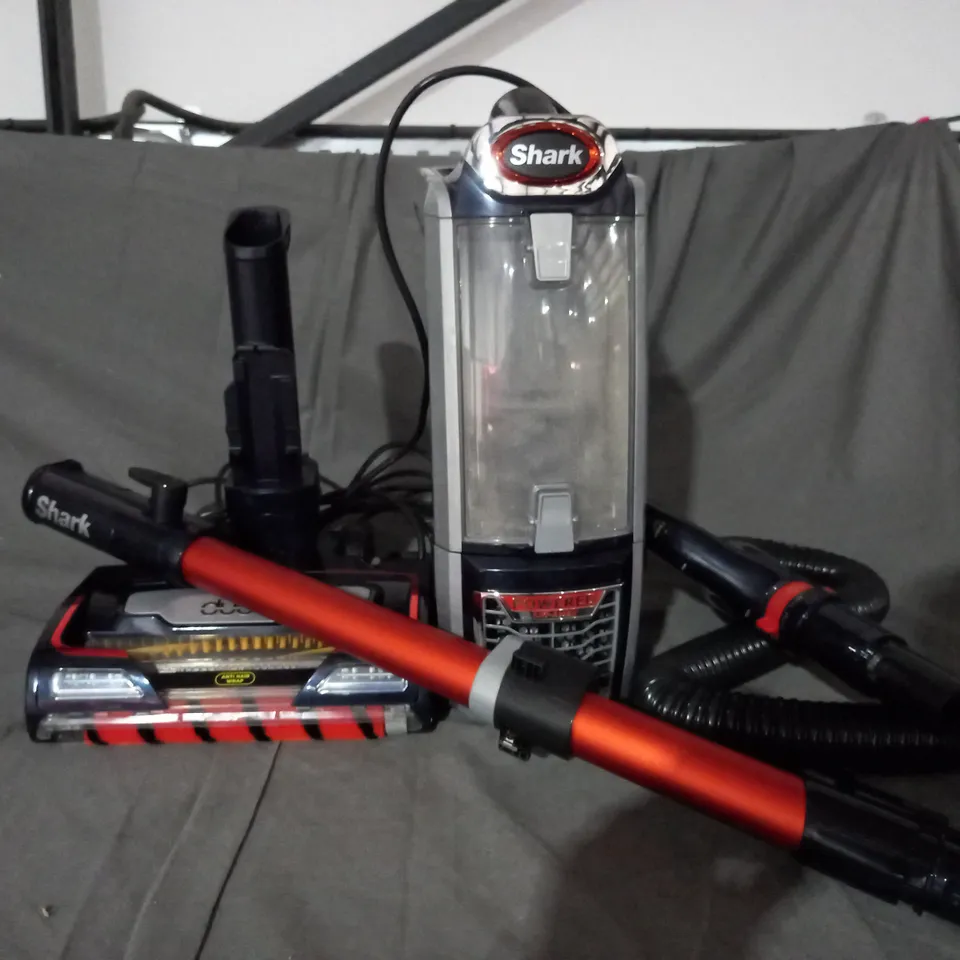 BOXED SHARK CORDED VACUUM ANTI-HAIR WRAP MODEL NZ801UKT