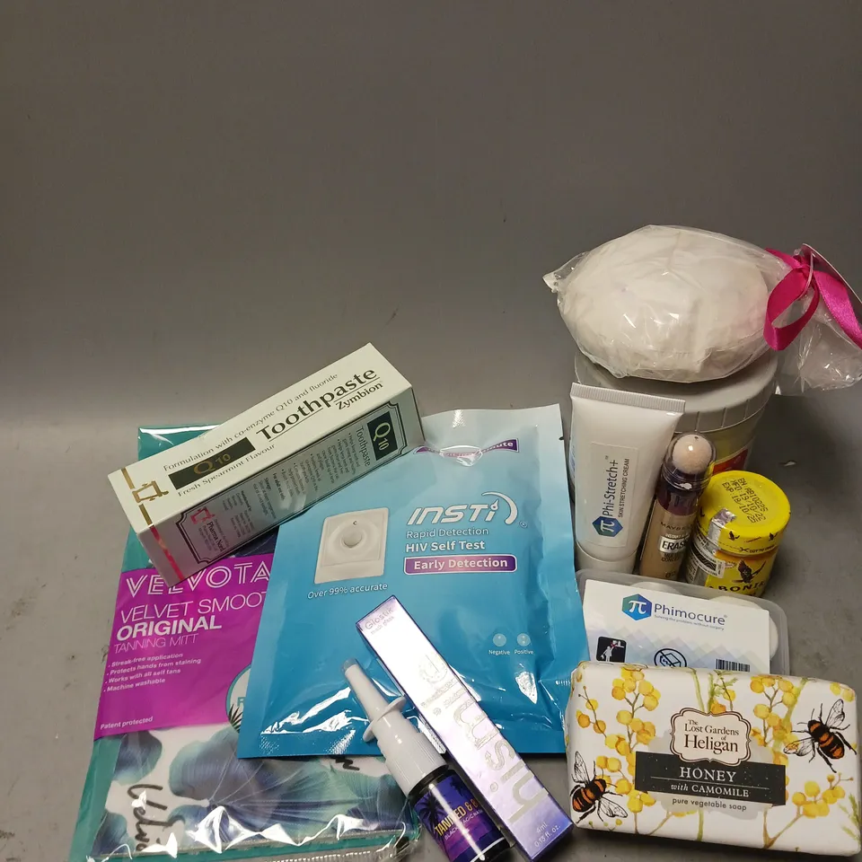 BOX OF APPROXIMATELY 15 COSMETIC ITEMS TO INCLUDE - HISMILE GLOSTIK TOOTH GLOSS - SUDOCREM ANTISEPTIC CREAM - ABONIKI BALM - ETC
