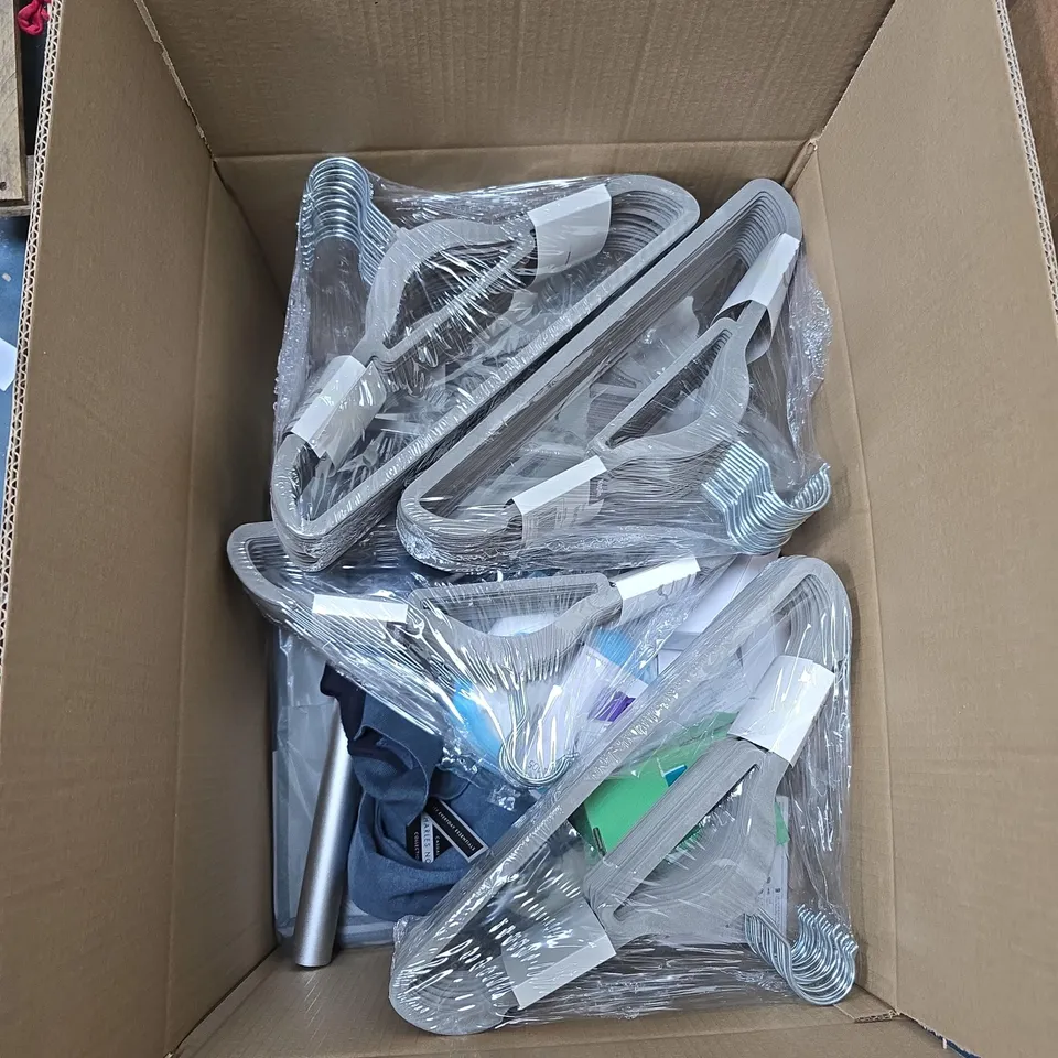 BOX OF APPROXIMATELY 15 ASSORTED ITEMS TO INCLUDE: VELVET HANGERS 
