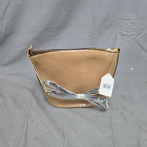 TAN FAUX CROCODILE-EMBOSSED HANDBAG WITH GOLD-TONE CHAIN STRAP 