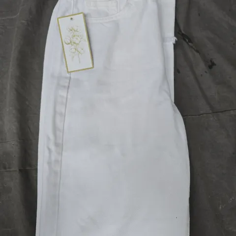 MICHELLE KEEGAN JEANS IN WHITE SIZE 8