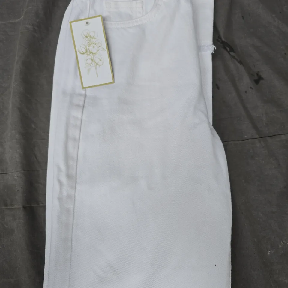 MICHELLE KEEGAN JEANS IN WHITE SIZE 8