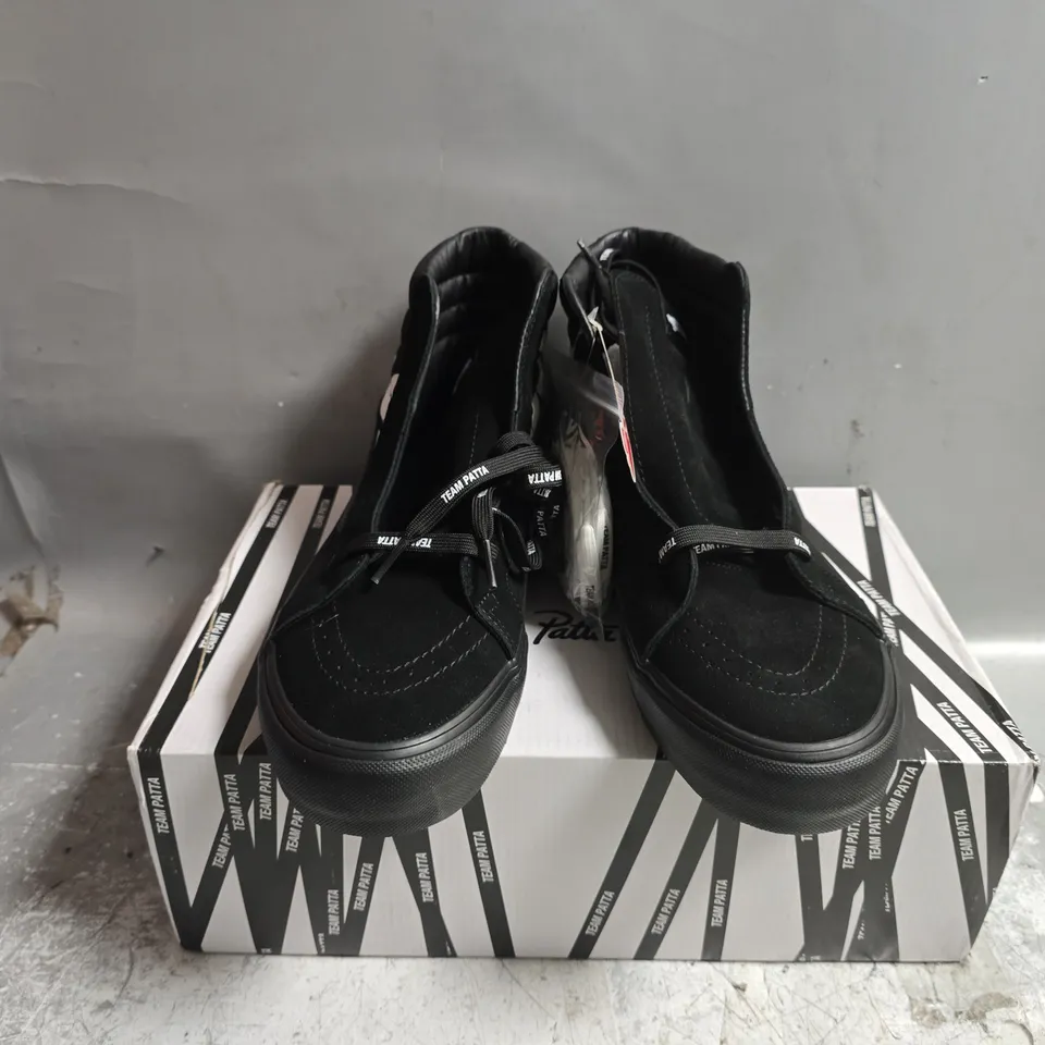 BOXED PAIR OF VANS SK8-HI REISSUE VI IN BLACK/WHITE - UK 10