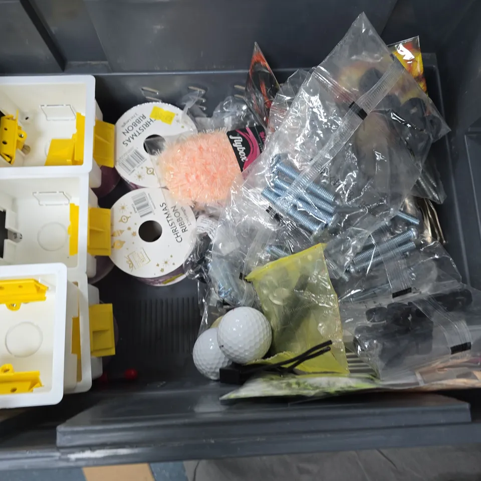 LOT OF ASSORTED HOUSEHOLD ITEMS TO INCLUDE ACRYLIC PAINTS, MILWAKEE DRILL BITS AND CHRISTMAS RIBBON
