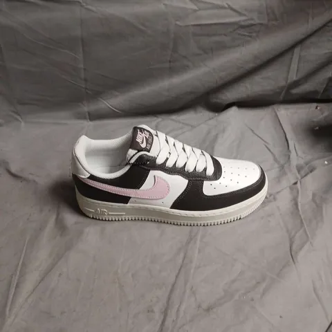 NIKE AIR FORCE 1 SNEAKER – WHITE/BLACK WITH PINK SWOOSH - SIZE UK 5.5