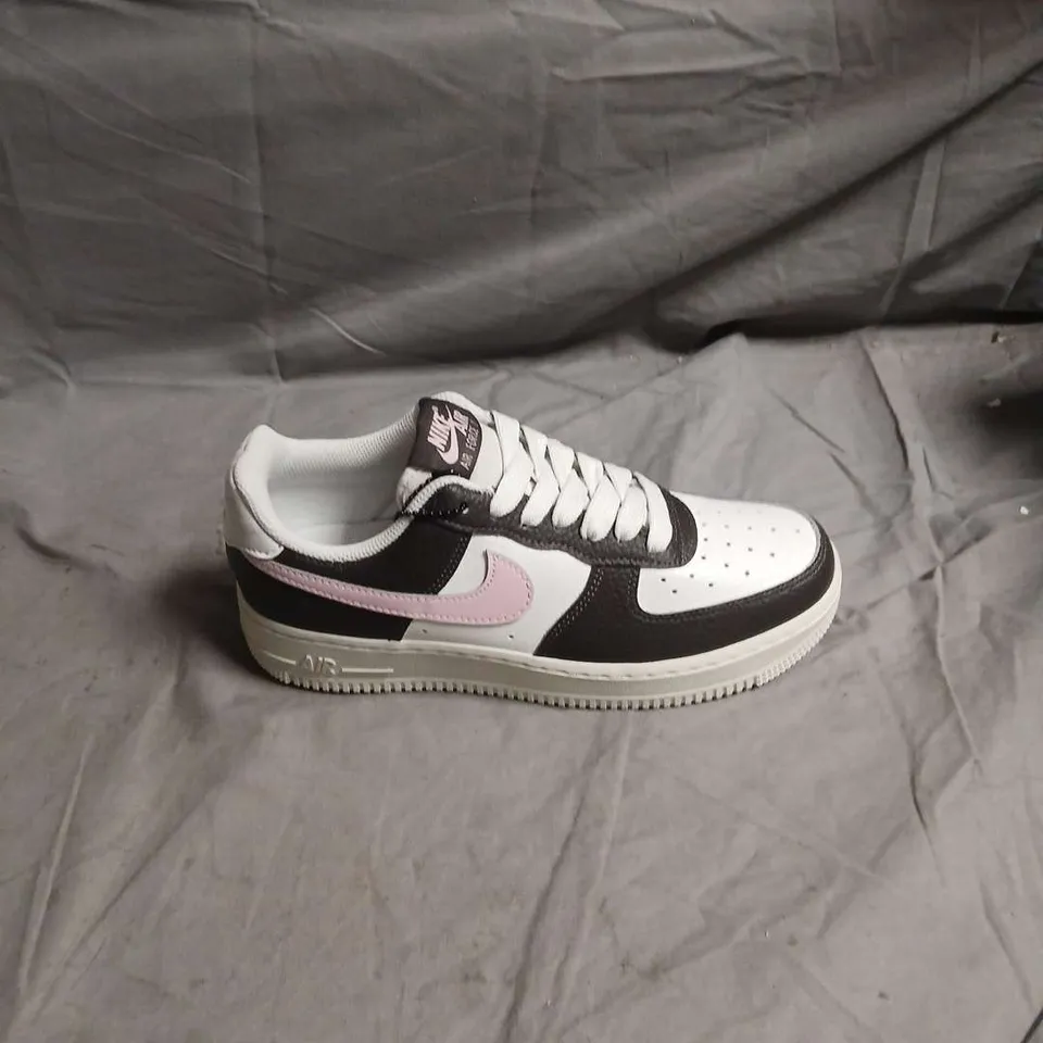 NIKE AIR FORCE 1 SNEAKER – WHITE/BLACK WITH PINK SWOOSH - SIZE UK 5.5