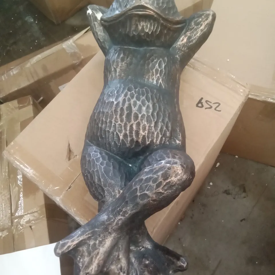 BOXED LONG LOUNGING GARDEN FROG 