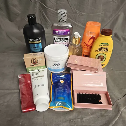 APPROXIMATELY 20 ASSORTED HEALTH & BEAUTY PRODUCTS TO INCLUDE - FALSE EYELASH CLUSTERS - DR SQUATCH SOAP BAR - LISTERINE MOUTHWASH - ETC