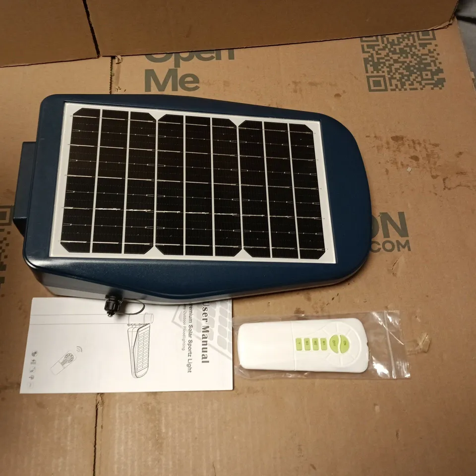 BOXED PREMIUM SOLAR SPORTZ LIGHT OUTDOOR FLOODLIGHTING + REMOTE CONTROL