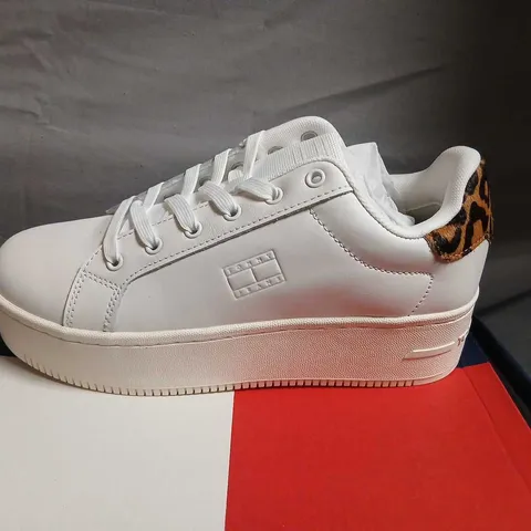 TOMMY JEANS WHITE PLATFORM SNEAKERS WITH LEOPARD HEEL DETAIL – UK 5.5 (EU 38)