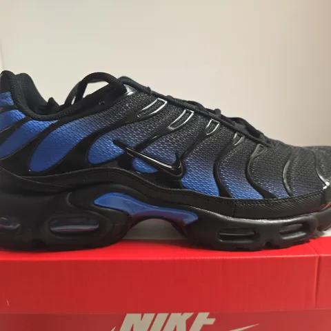 BOXED PAIR OF NIKE AIR MAX PLUS MEN'S SNEAKERS β BLACK/BLUE, UK 10