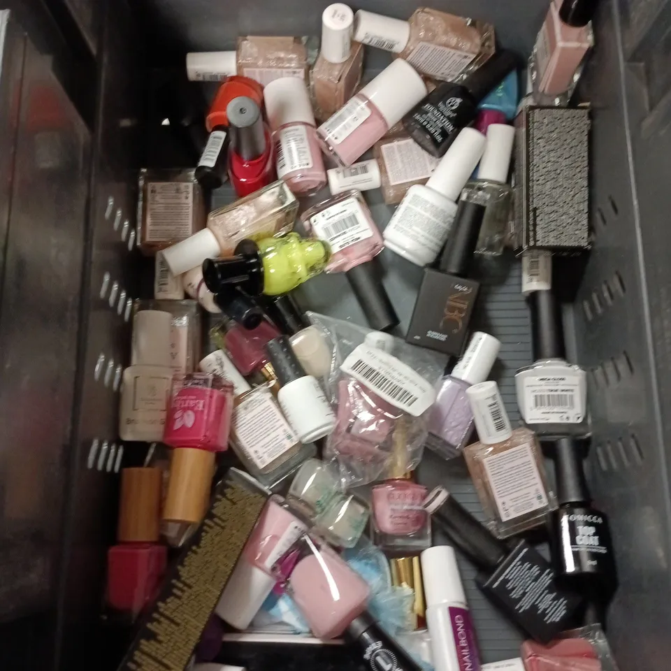APPROXIMATELY 20 BOTTLES OF NAIL VARNISH TO INCLUDE RIMMEL, GLITTERBELS AND MANICURIST