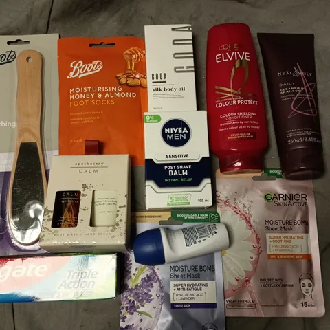 LOT OF APPROXIMATELY 30 ASSORTED HEALTH AND BEAUTY ITEMS TO INCLUDE NIVEA SHAVE BALM, GARNIER SHEET MASKS AND LOEAL HAIR DYE