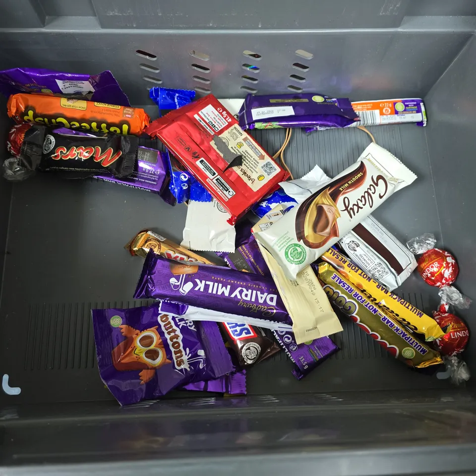 LOT OF APPROXIMATELY 20 ASSORTED FOOD ITEMS TO INCLUDE HOTEL CHOCOLAT TRAYS, OYSTER SAUCE AND POPPIN CANDY