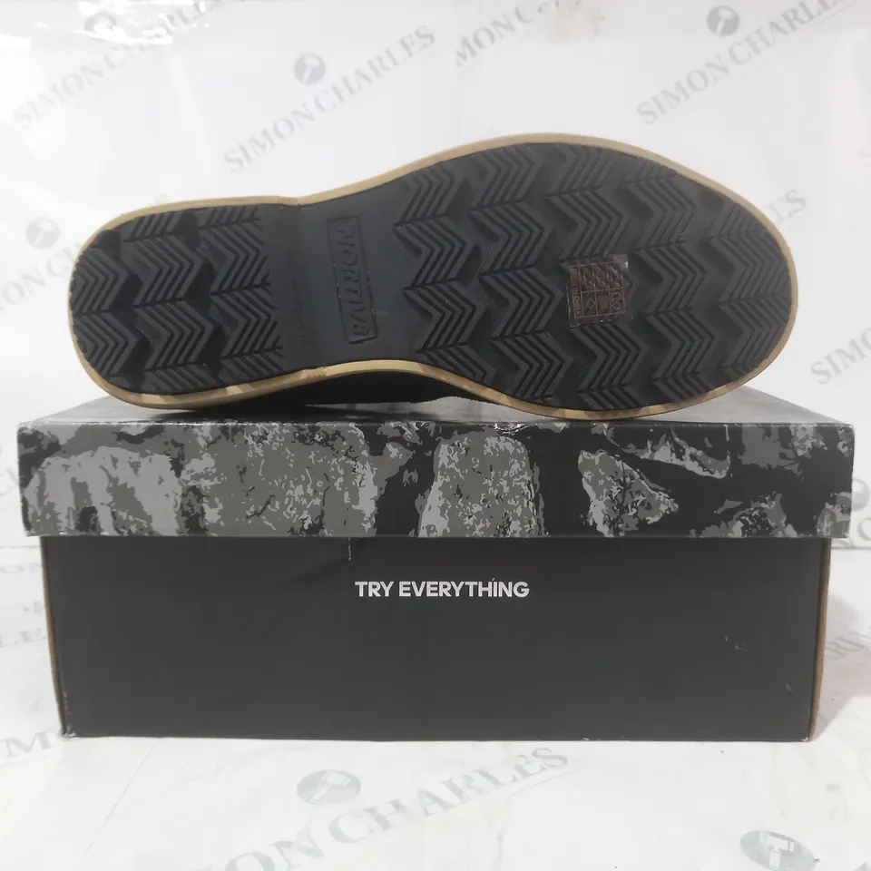 BOXED PAIR OF NORTIV8 WATERPROOF BOOTS IN BROWN/BLACK UK SIZE 9