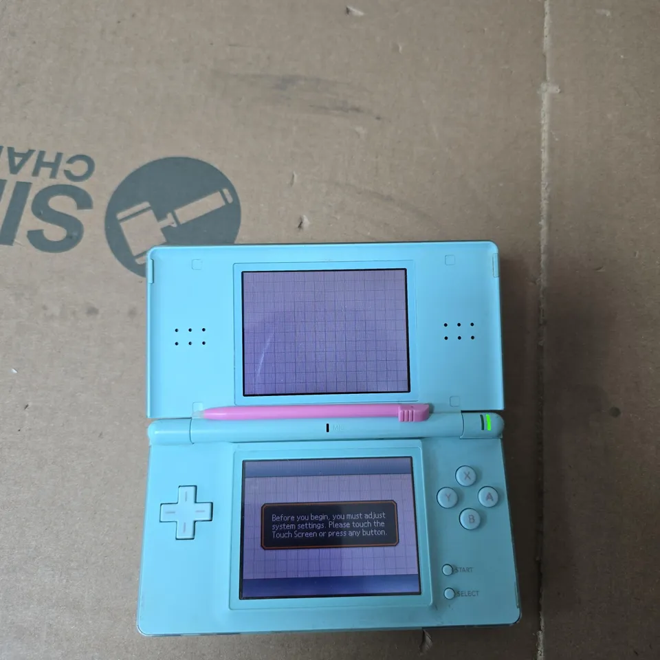 NINTENDO DS LITE – TURQUOISE/BLUE HANDHELD CONSOLE WITH PINK STYLUS